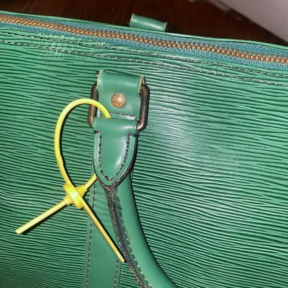 Louis Vuitton Green Epi Leather Keepall 50 Authentic - Picture 9 of 16